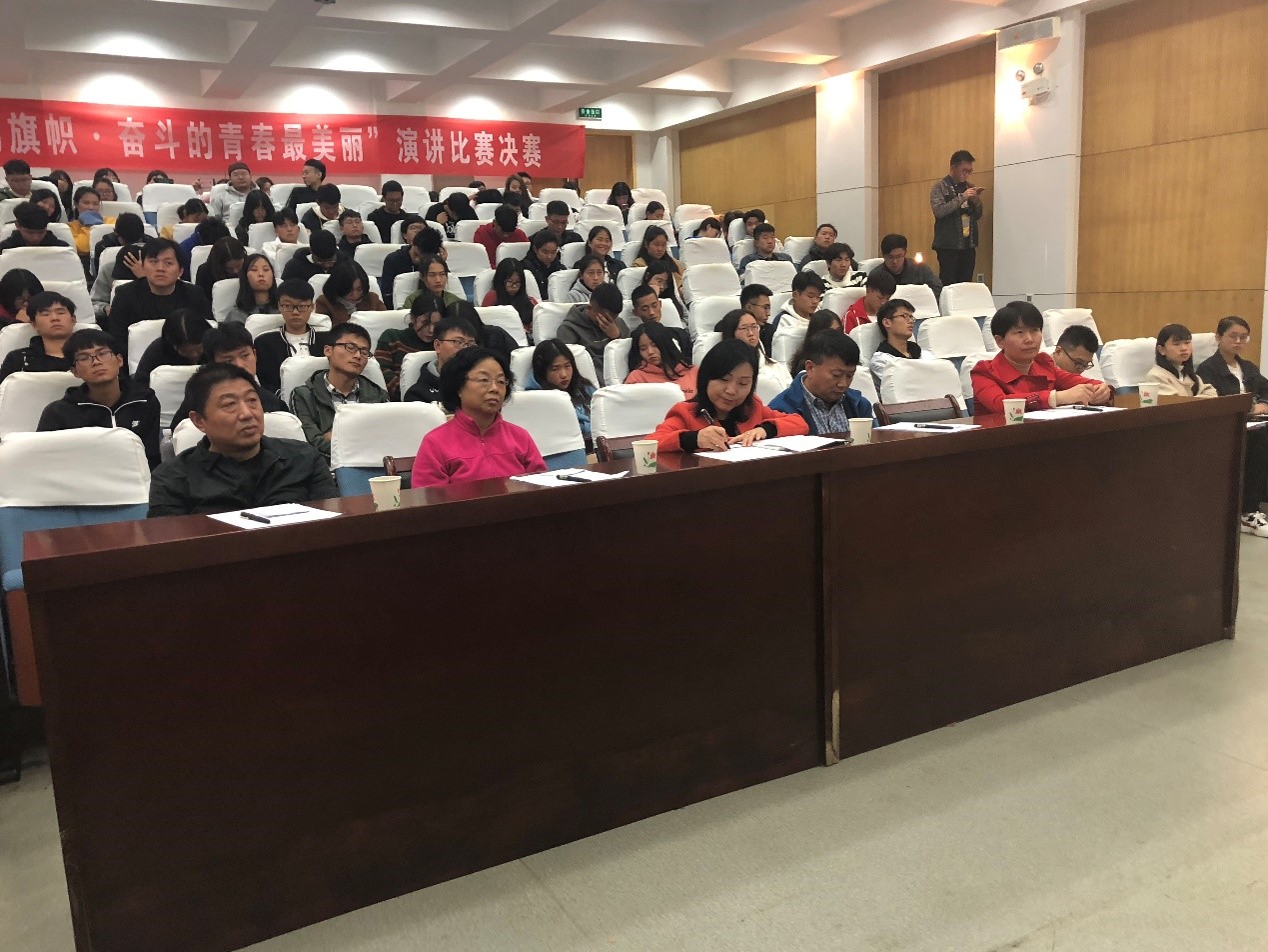 1543374787133850.jpg 评委们为选手细致评分.jpg