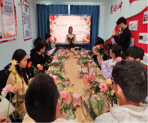 插花老师正在指导学生修剪花枝 .png 插花老师正在指导学生修剪花枝 .png