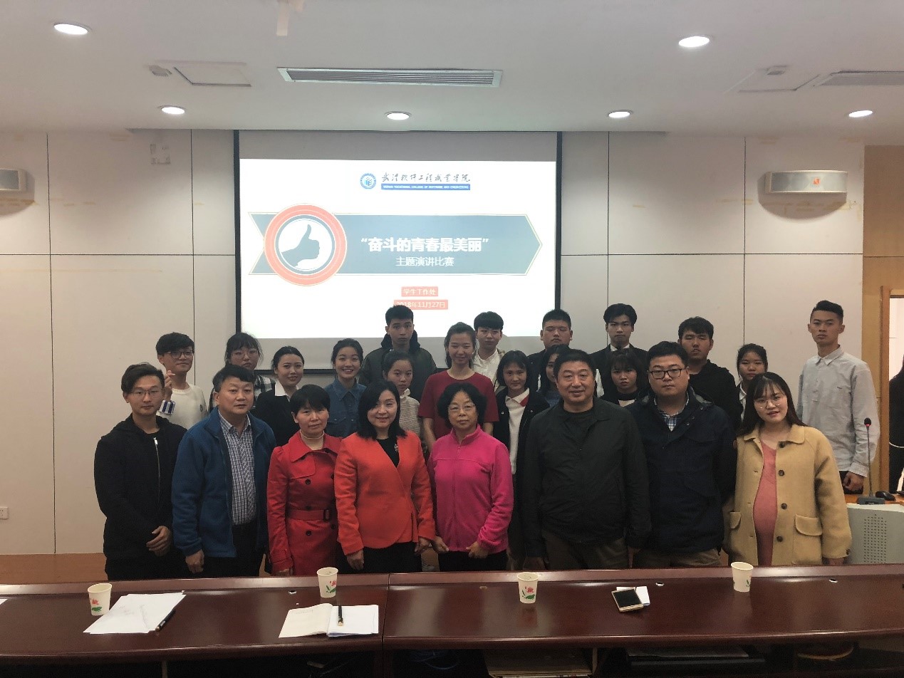 1543374845814161.jpg 赛后评委、参赛选手和部分观众合影.jpg